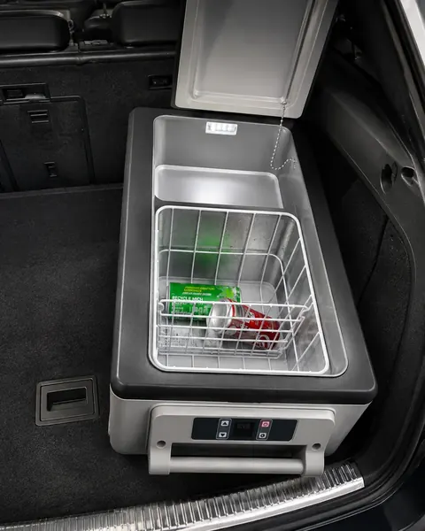 Geöffnete EUHOMY Kompressor-Kühlbox mit Innenraum